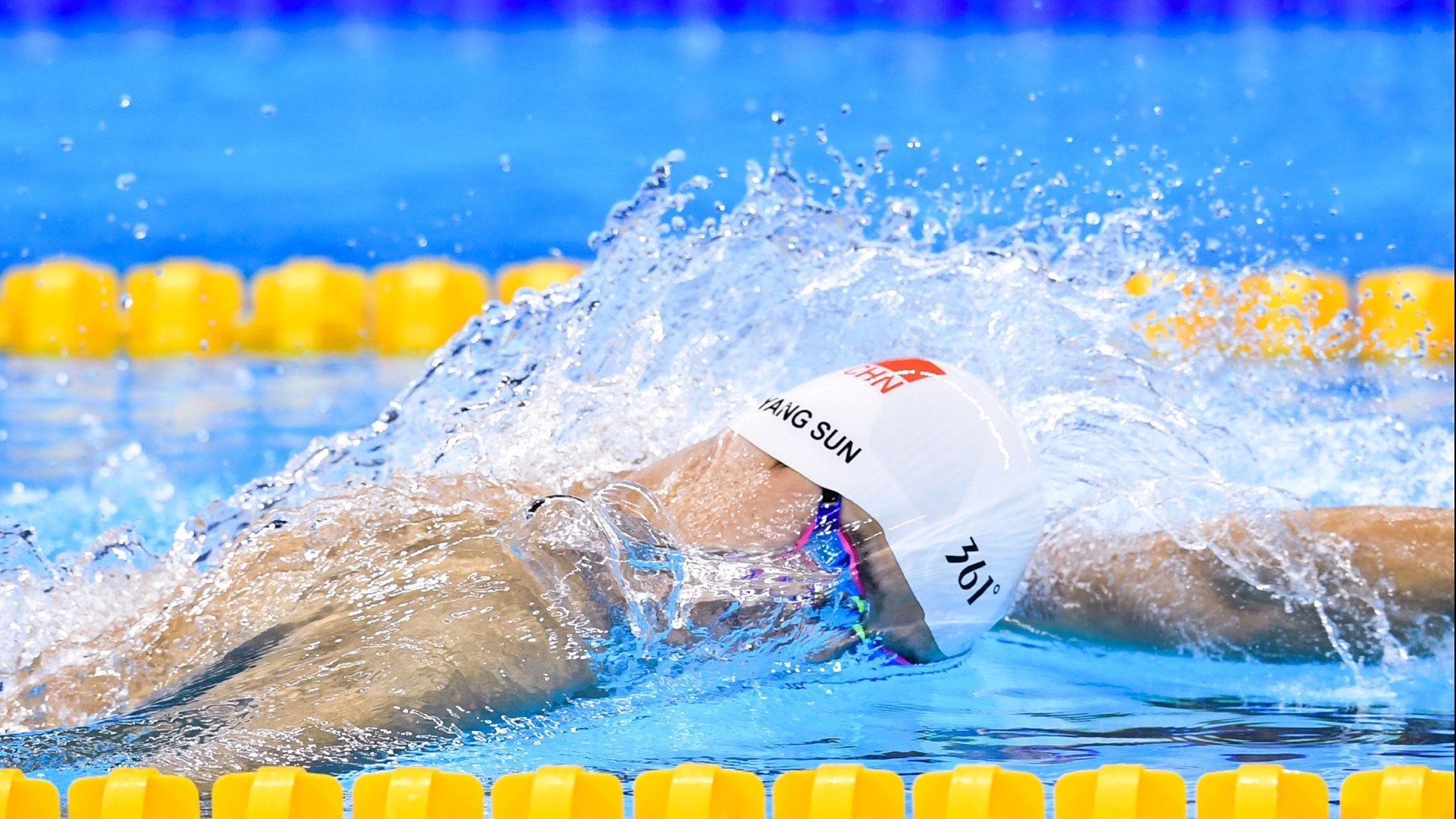 “高新体育中心：羽毛球赛场技术与速度并行”